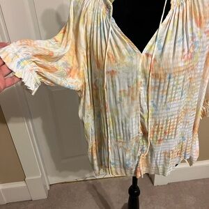 Raglan sleeve
Elastic in sleeves 
About 32” width & length 23” front/ 25” back